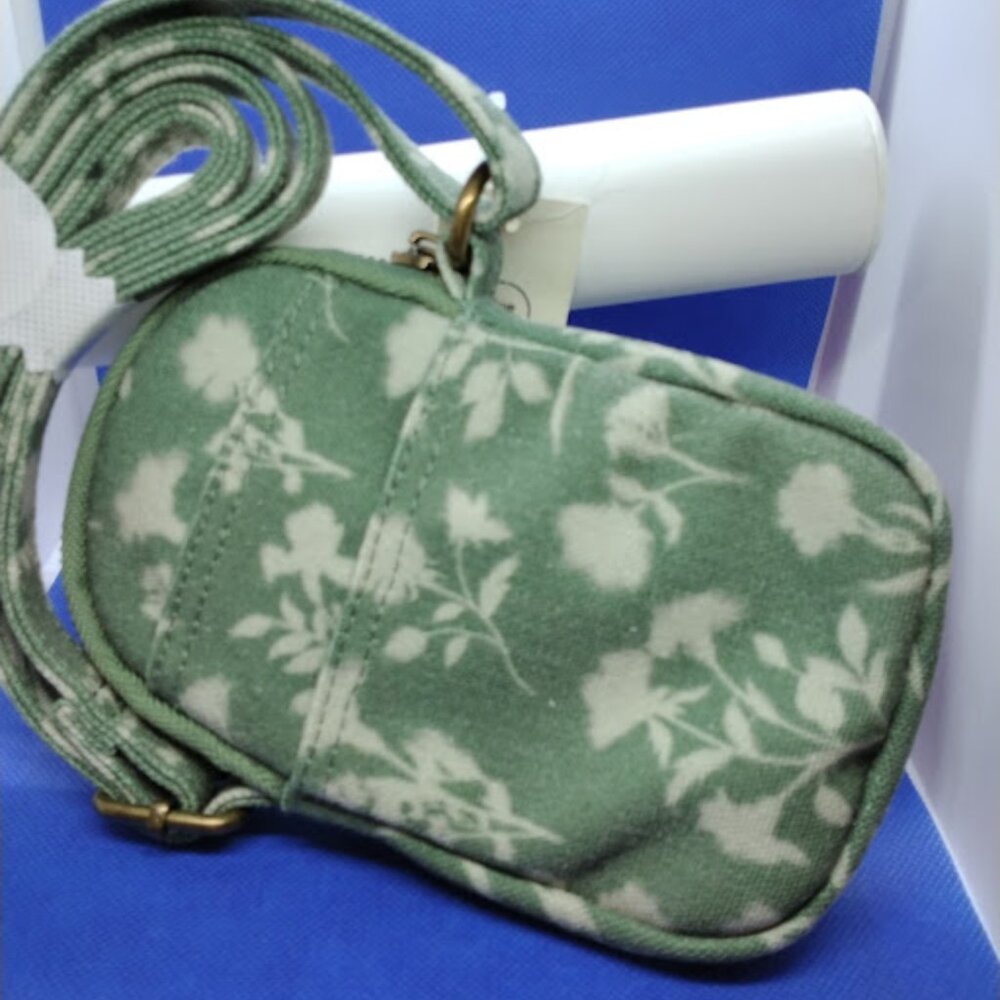 NWT...No Boundaries Canvas Mini Crossbody Bag, Women's - Picture 4 of 10